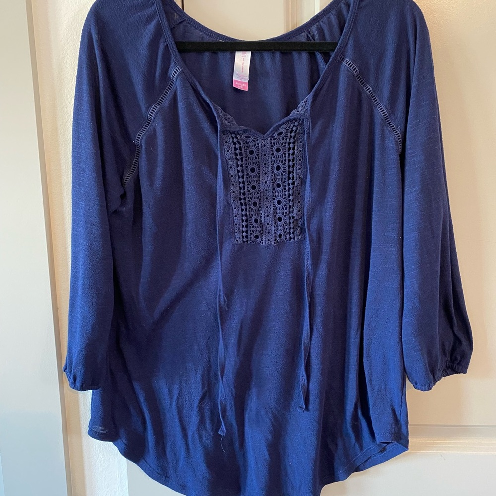 3/4 length sleeve with detailing on front